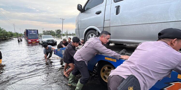 Pimpinan Itu Perlu Humanis, Kapolres Pelalawan AKBP Afrizal Asri, SIK” Turut Dorong Mobil Mogok Terjebak Banir