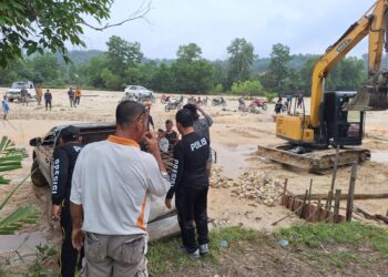 Polsek Singingi Bersama Warga Desa Logas Gotong Royong Perbaikan Jalan Poros Menuju Pemakaman Umum 
