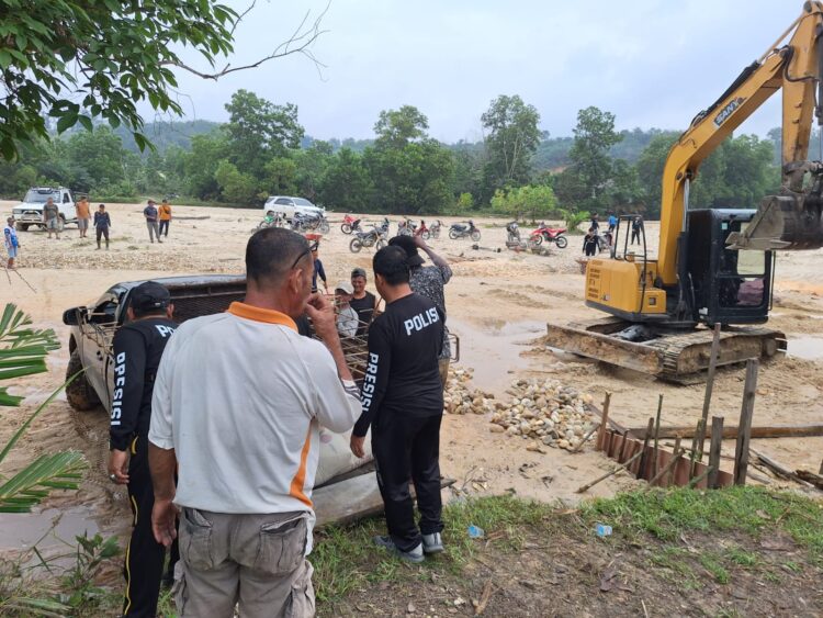 Polsek Singingi Bersama Warga Desa Logas Gotong Royong Perbaikan Jalan Poros Menuju Pemakaman Umum 