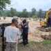Polsek Singingi Bersama Warga Desa Logas Gotong Royong Perbaikan Jalan Poros Menuju Pemakaman Umum