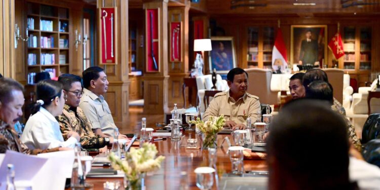 Presiden Prabowo Subianto Menggelar Rapat Terbatas di Kediaman Pribadinya