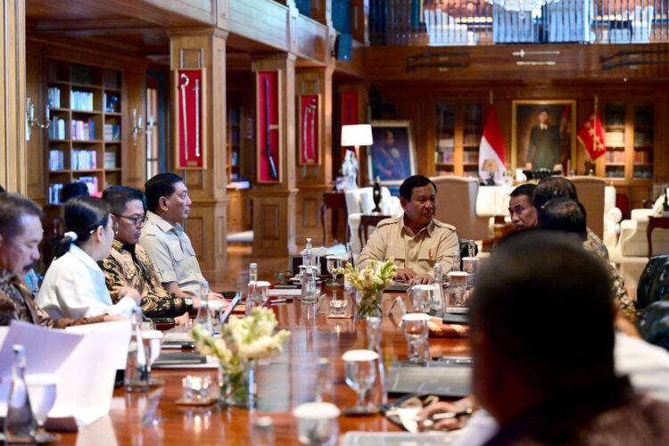 Presiden Prabowo Subianto Menggelar Rapat Terbatas di Kediaman Pribadinya