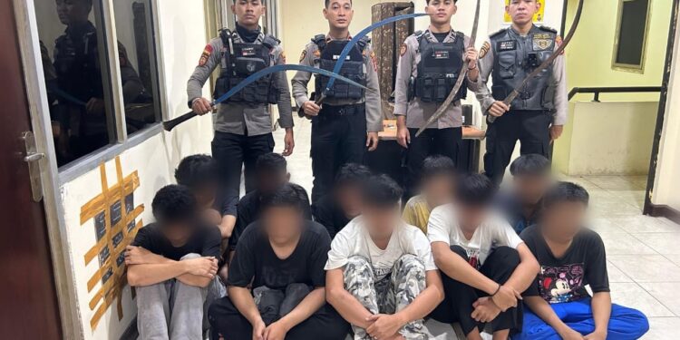 Polres Metro Jakarta Barat Gagalkan Aksi Tawuran di Grogol Petamburan, 10 Remaja dan 4 Sajam Diamankan