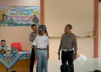 Satlantas Polres Kampar Sosialisasikan Etika Tertib Berlalu Lintas di MAN 2 Kampar, dan Bagikan Helm Gratis