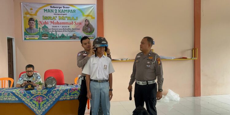 Satlantas Polres Kampar Sosialisasikan Etika Tertib Berlalu Lintas di MAN 2 Kampar, dan Bagikan Helm Gratis