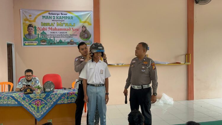 Satlantas Polres Kampar Sosialisasikan Etika Tertib Berlalu Lintas di MAN 2 Kampar, dan Bagikan Helm Gratis