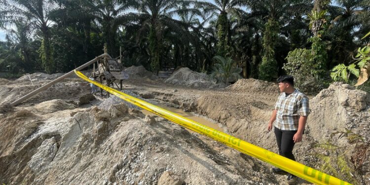 Polres Kampar Berhasil Bongkar Praktik Penambangan Ilegal di Desa Padang Luas, 3 Orang Operator dan 1 Unit Excavator Diamankan