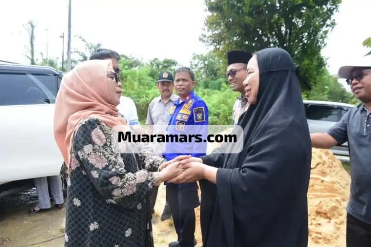 Wakil Bupati Kampar Hj Misharti Berikan Santunan kepada Korban Kebakaran di Siak Hulu