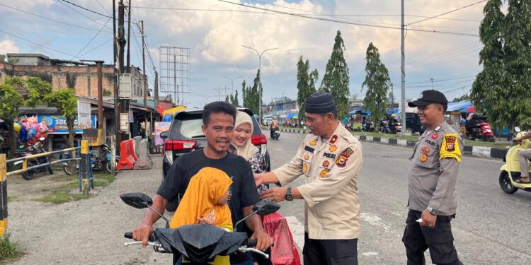 Kapolsek Tualang Pimpin Bagi Bagi Takjil Gratis di Bulan Ramadhan