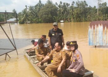 Kapolsek Kampar Dampingi Bupati dan Wabup Tinjau Lokasi Banjir
