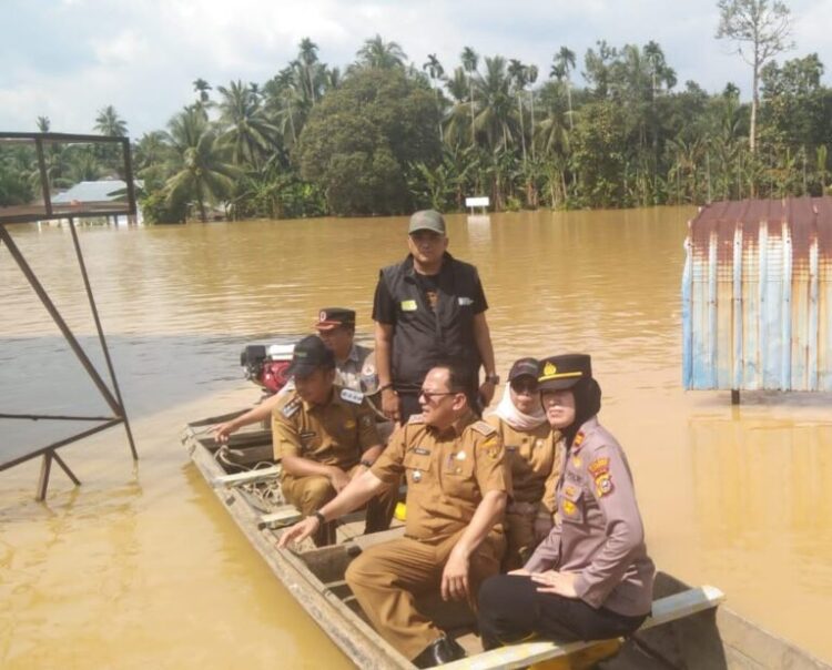Kapolsek Kampar Dampingi Bupati dan Wabup Tinjau Lokasi Banjir