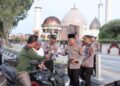 Kapolres Kampar Bagi-Bagi Takjil Jelang Berbuka Puasa