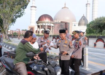 Kapolres Kampar Bagi-Bagi Takjil Jelang Berbuka Puasa