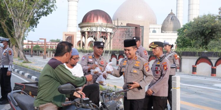 Kapolres Kampar Bagi-Bagi Takjil Jelang Berbuka Puasa