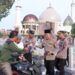 Kapolres Kampar Bagi-Bagi Takjil Jelang Berbuka Puasa
