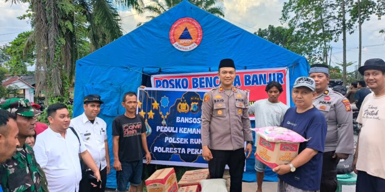 Kapolsek Rumbai AKP Said dan Jajaran Berikan Bansos ke Warga Terdampak Banjir