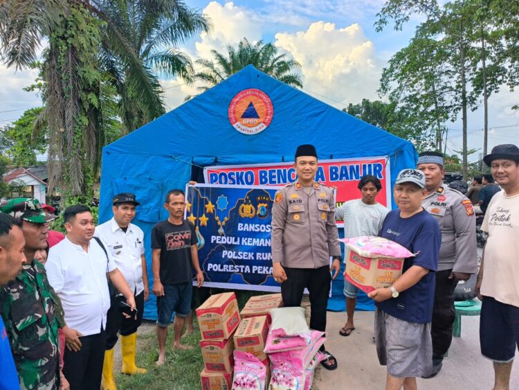 Kapolsek Rumbai AKP Said dan Jajaran Berikan Bansos ke Warga Terdampak Banjir