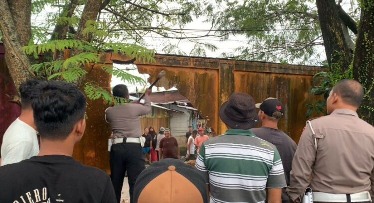 Banjir di RSDC Warga Minta Ditlantas Polda Riau Jebolkan Pagar Tembok Pembatas