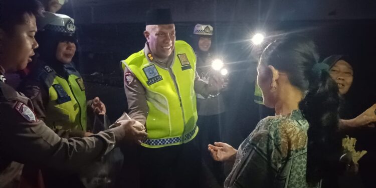 Tim Sahur ON The Road Ditlantas Polda Riau Sambangi Masyarakat di Pengungsian