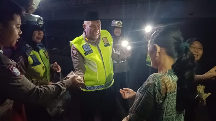 Tim Sahur ON The Road Ditlantas Polda Riau Sambangi Masyarakat di Pengungsian