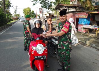 Koramil 06/SH bersama Persit KCK Ranting 7 Mil 06/SH berbagi 410 Takjil dan 100 Nasi Kotak