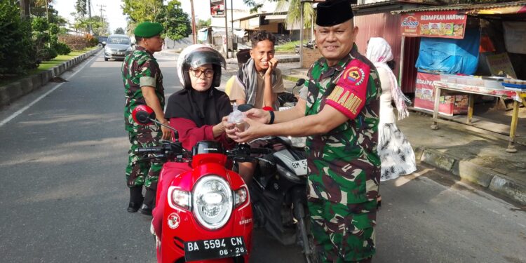Koramil 06/SH bersama Persit KCK Ranting 7 Mil 06/SH berbagi 410 Takjil dan 100 Nasi Kotak