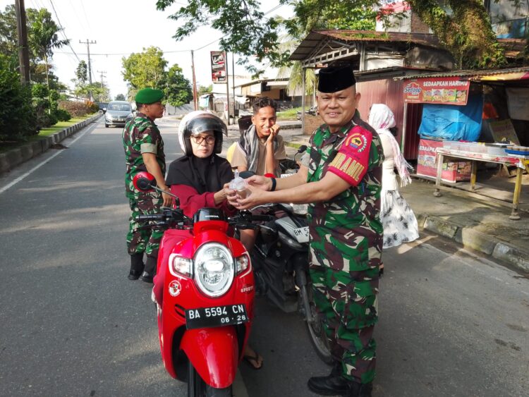 Koramil 06/SH bersama Persit KCK Ranting 7 Mil 06/SH berbagi 410 Takjil dan 100 Nasi Kotak