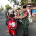Koramil 06/SH bersama Persit KCK Ranting 7 Mil 06/SH berbagi 410 Takjil dan 100 Nasi Kotak
