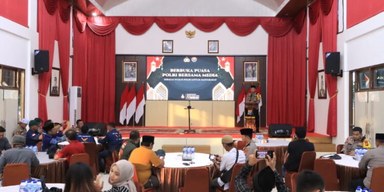 Polres Siak Bagi Bagi Takjil dan Buka Puasa Bersama Awak Media
