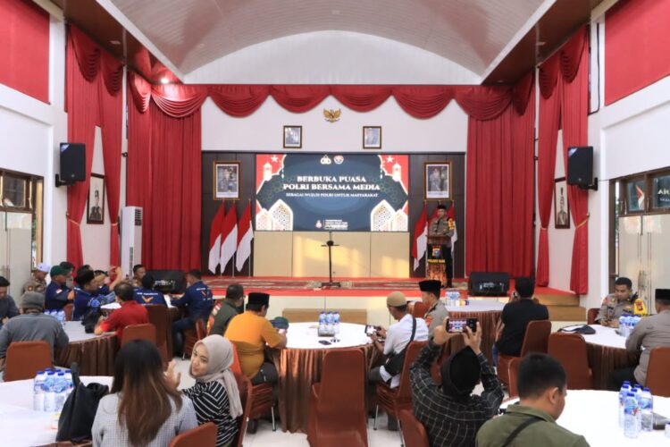 Polres Siak Bagi Bagi Takjil dan Buka Puasa Bersama Awak Media