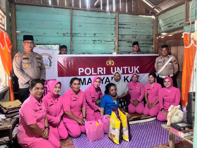 Kapolsek Batang Gansal Bersama Bhayangkari Salurkan Bantuan Kepada Warga Kurang Mampu