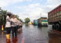Waka Polres Pelalawan dan Personil Turun Langsung ke Lokasi Banjir di KM 83
