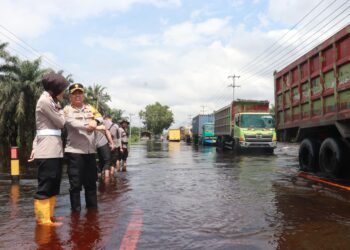 Waka Polres Pelalawan dan Personil Turun Langsung ke Lokasi Banjir di KM 83