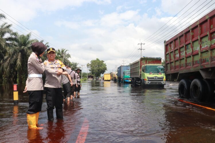 Waka Polres Pelalawan dan Personil Turun Langsung ke Lokasi Banjir di KM 83