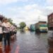 Waka Polres Pelalawan dan Personil Turun Langsung ke Lokasi Banjir di KM 83