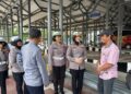 Ditlantas Polda Riau dan Tim Takjil Bagikan 200 Paket Takjil untuk buka Puasa ke Pemudik dan Driver Bus