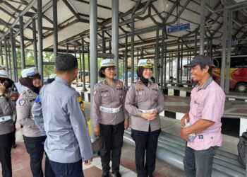 Ditlantas Polda Riau dan Tim Takjil Bagikan 200 Paket Takjil untuk buka Puasa ke Pemudik dan Driver Bus