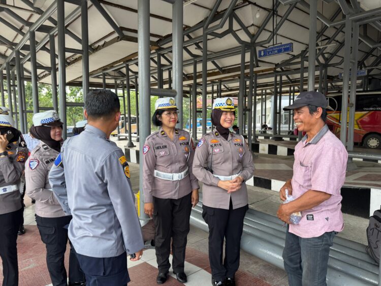 Ditlantas Polda Riau dan Tim Takjil Bagikan 200 Paket Takjil untuk buka Puasa ke Pemudik dan Driver Bus