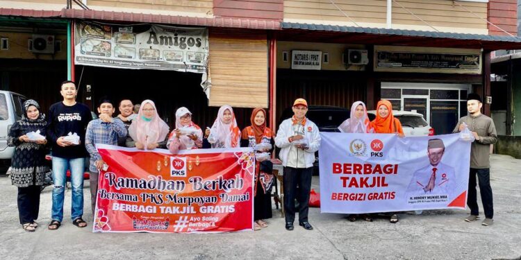 Maksimalkan Berkah Ramadhan, Hendry Munief Berbagi Takjil hingga Sahur