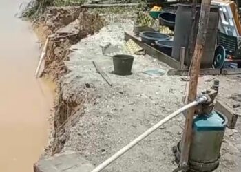 Akibat Banjir Luapan PLTA” Rumah Warga Terancam Longsor Tebing di Sungai Kampar