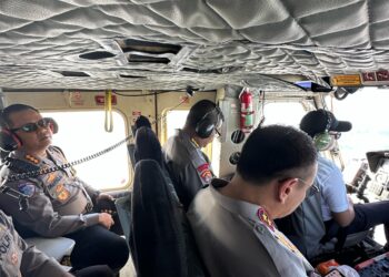 Kapolda Riau bersama Ditlantas pantau arus lalu lintas dari udara  jelang arus balik