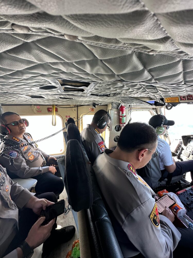 Kapolda Riau bersama Ditlantas pantau arus lalu lintas dari udara  jelang arus balik