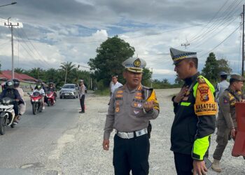 Dirlantas Polda Riau Bersama Kasat Lantas Kampar Pantau Arus Lalin H + 4 Idul Fitri 1446 H di Tol Perbatasan Riau – Sumbar