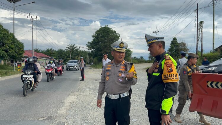 Dirlantas Polda Riau Bersama Kasat Lantas Kampar Pantau Arus Lalin H + 4 Idul Fitri 1446 H di Tol Perbatasan Riau – Sumbar