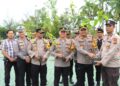 Kapolres Siak Berikan Hadiah Bibit Pohon kepada 3 Orang Personil yang Berulang Tahun