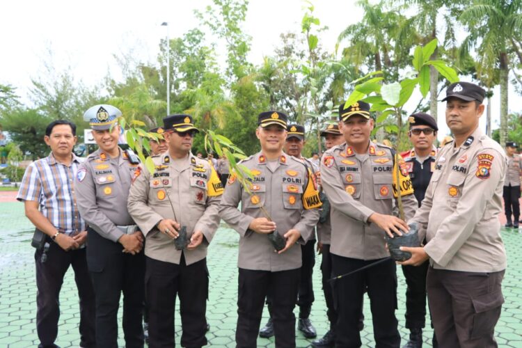 Kapolres Siak Berikan Hadiah Bibit Pohon kepada 3 Orang Personil yang Berulang Tahun