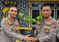 Kapolres Kuansing Beri Bibit Pohon Kepada Personel yang Berulang Tahun