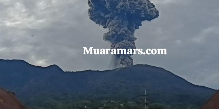 Gunung Marapi di Sumbar Erupsi, Muntahkan Abu Vulkanik