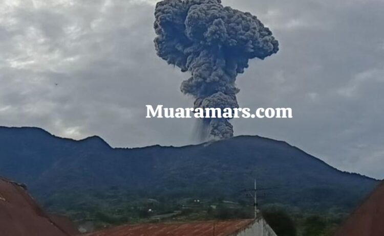 Gunung Marapi di Sumbar Erupsi, Muntahkan Abu Vulkanik