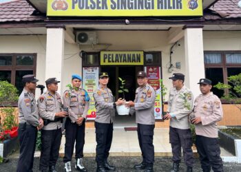 Kapolsek Singingi Hilir Berikan Bibit Pohon Kepada Anggota Yang Berulang Tahun